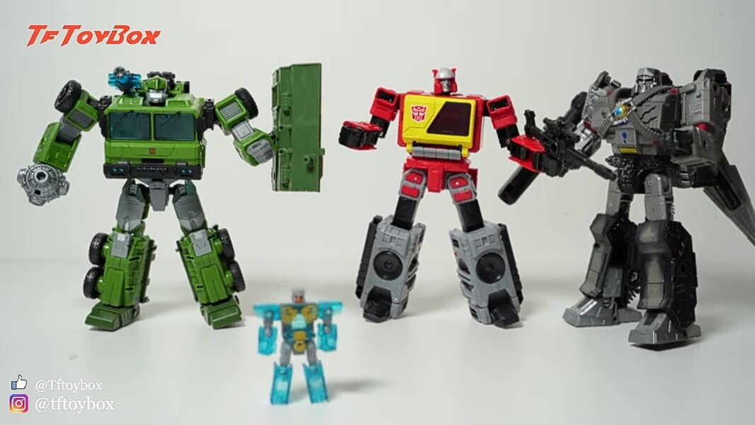 Transformers LEGACY UNBOXING Bulkhead And Blaster Eject By Tftoybox   In Hand Images  (4 of 17)